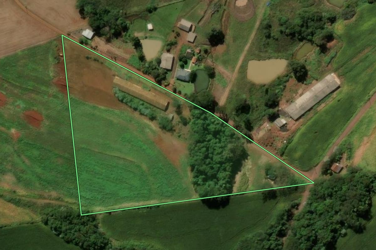Imagem de satélite do imóvel rural em Pato Branco (PR), com o contorno declarado no CAR desenhado por cima.