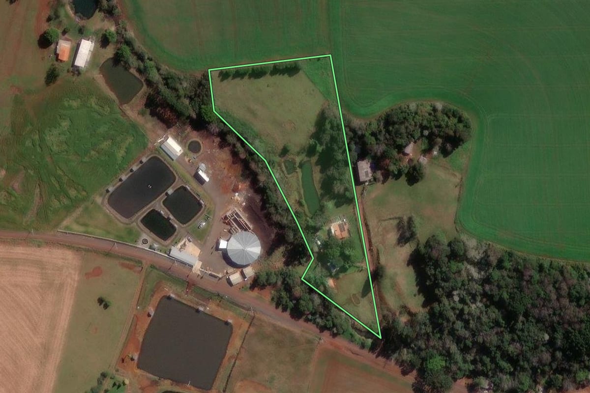 Imagem de satélite do imóvel rural em Pato Branco (PR), com o contorno declarado no CAR desenhado por cima.