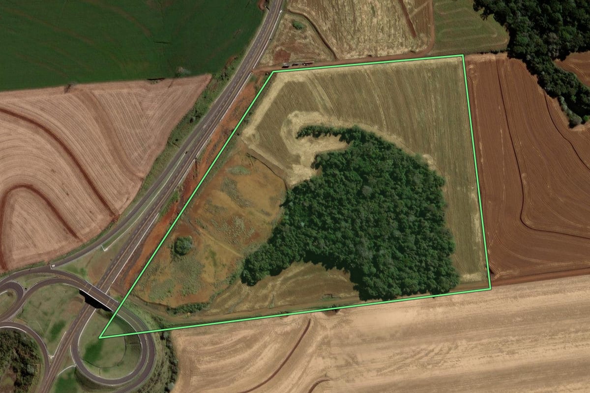 Imagem de satélite do imóvel rural em Pato Branco (PR), com o contorno declarado no CAR desenhado por cima.