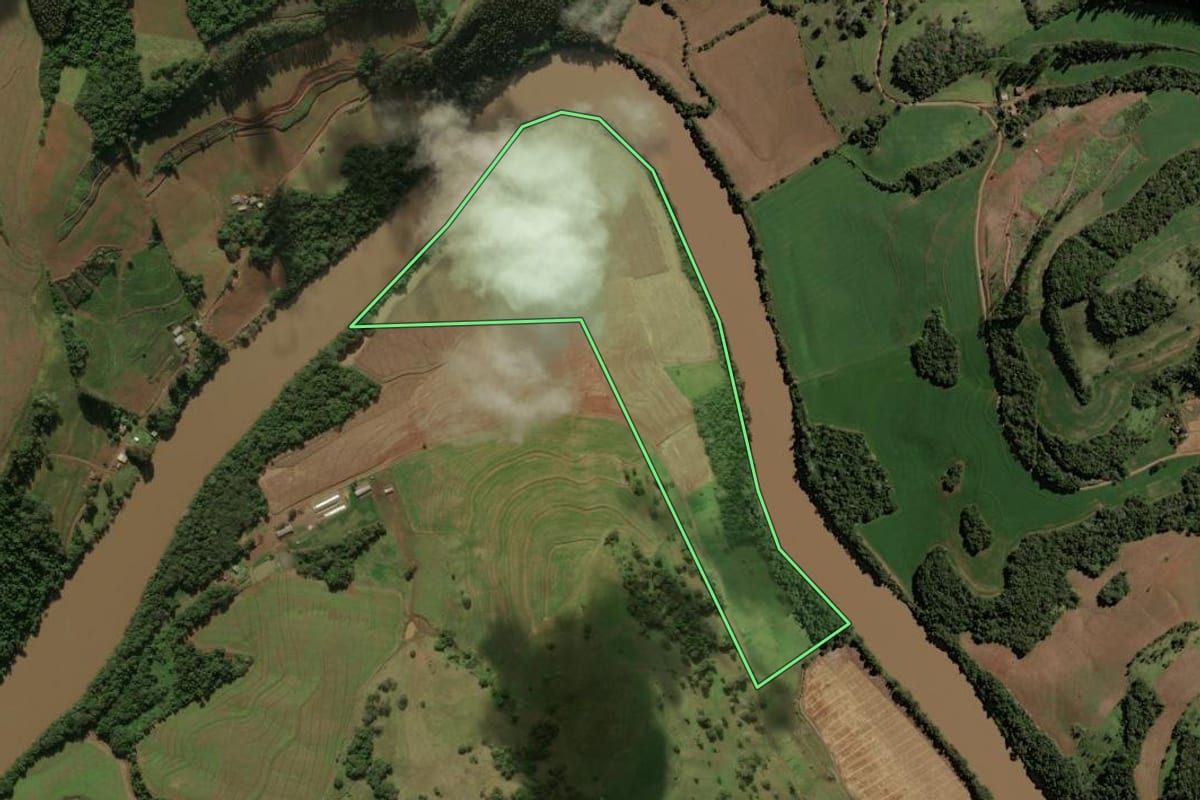 Imagem de satélite do imóvel rural em Pato Branco (PR), com o contorno declarado no CAR desenhado por cima.