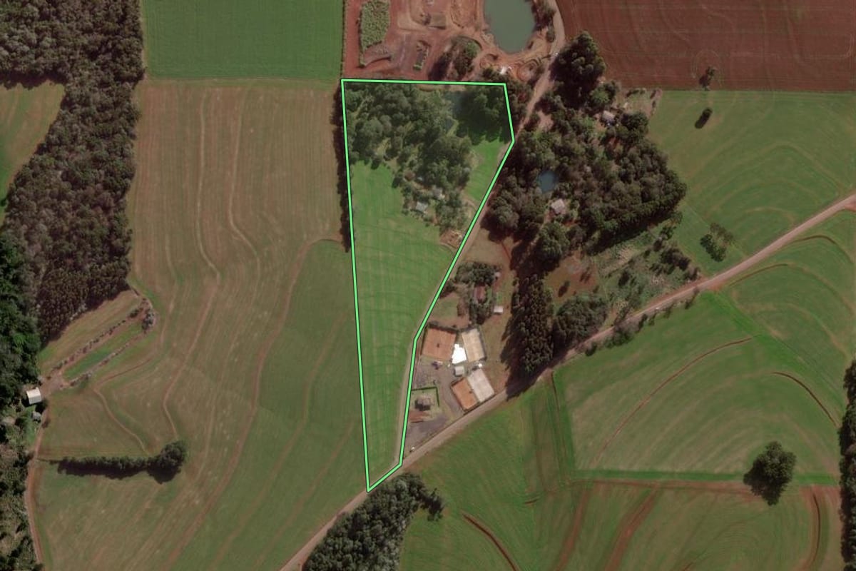 Imagem de satélite do imóvel rural em Pato Branco (PR), com o contorno declarado no CAR desenhado por cima.