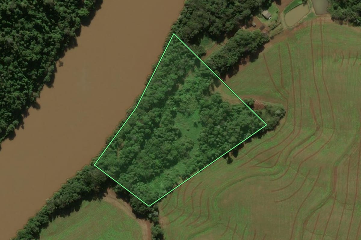 Imagem de satélite do imóvel rural em Pato Branco (PR), com o contorno declarado no CAR desenhado por cima.