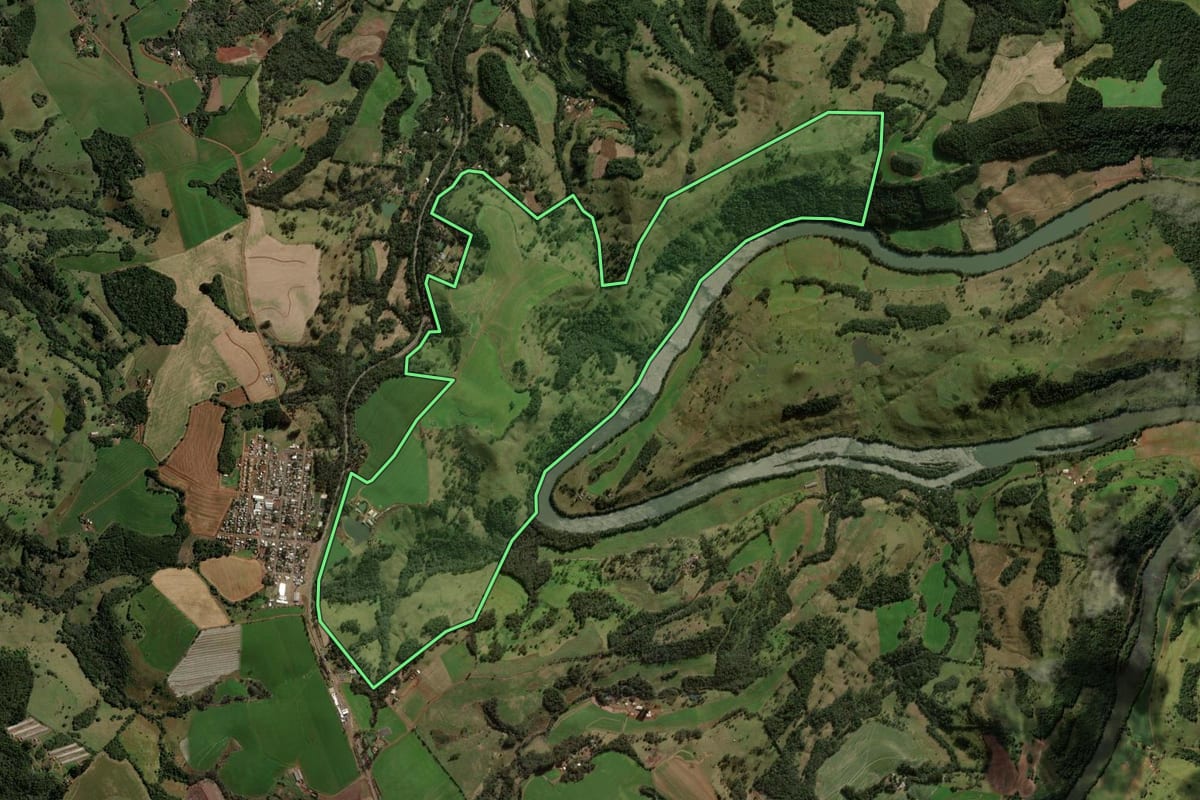 Imagem de satélite do imóvel rural em Pato Branco (PR), com o contorno declarado no CAR desenhado por cima.