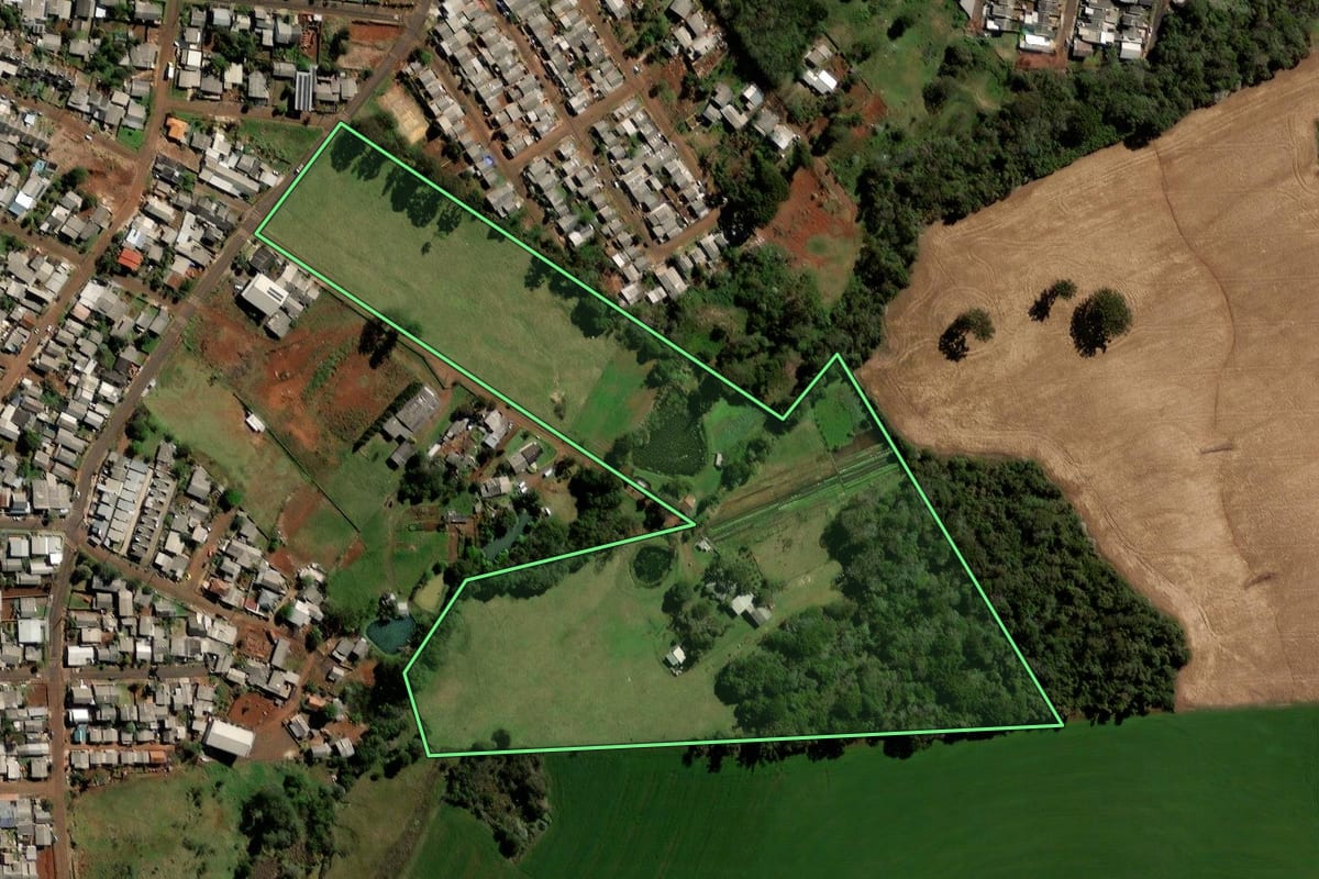 Imagem de satélite do imóvel rural em Pato Branco (PR), com o contorno declarado no CAR desenhado por cima.