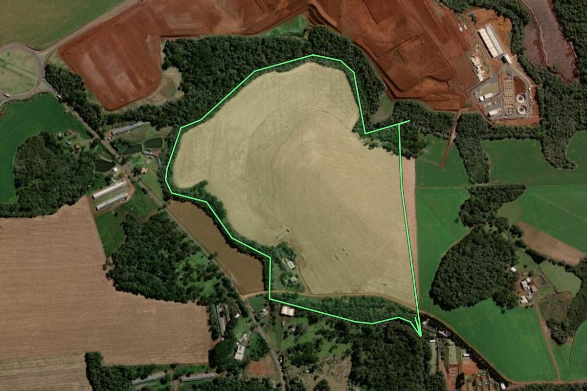 Imagem de satélite do imóvel rural em Pato Branco (PR), com o contorno declarado no CAR desenhado por cima.
