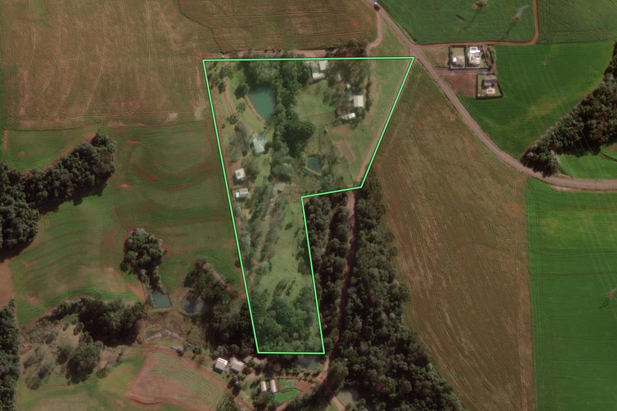 Imagem de satélite do imóvel rural em Pato Branco (PR), com o contorno declarado no CAR desenhado por cima.
