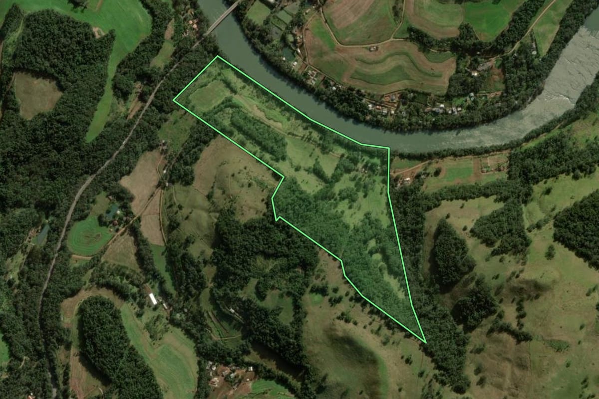 Imagem de satélite do imóvel rural em Pato Branco (PR), com o contorno declarado no CAR desenhado por cima.