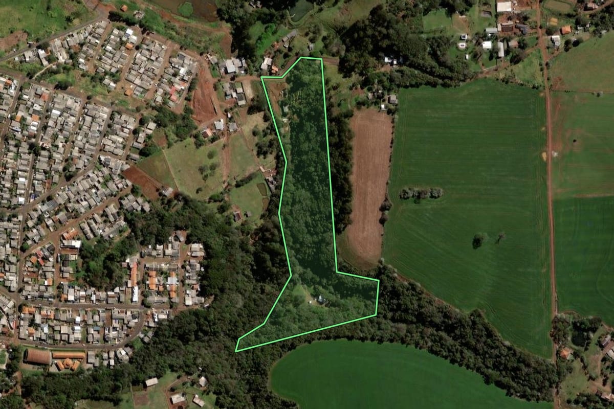 Imagem de satélite do imóvel rural em Pato Branco (PR), com o contorno declarado no CAR desenhado por cima.