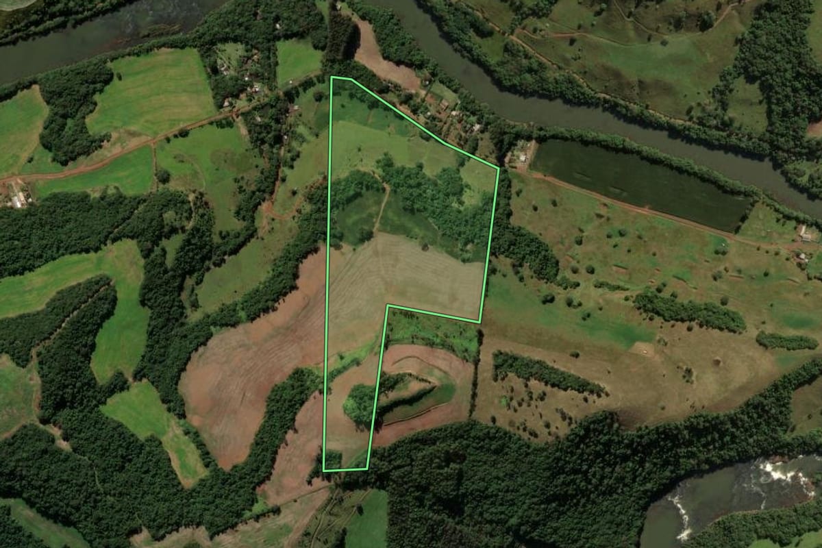 Imagem de satélite do imóvel rural em Pato Branco (PR), com o contorno declarado no CAR desenhado por cima.