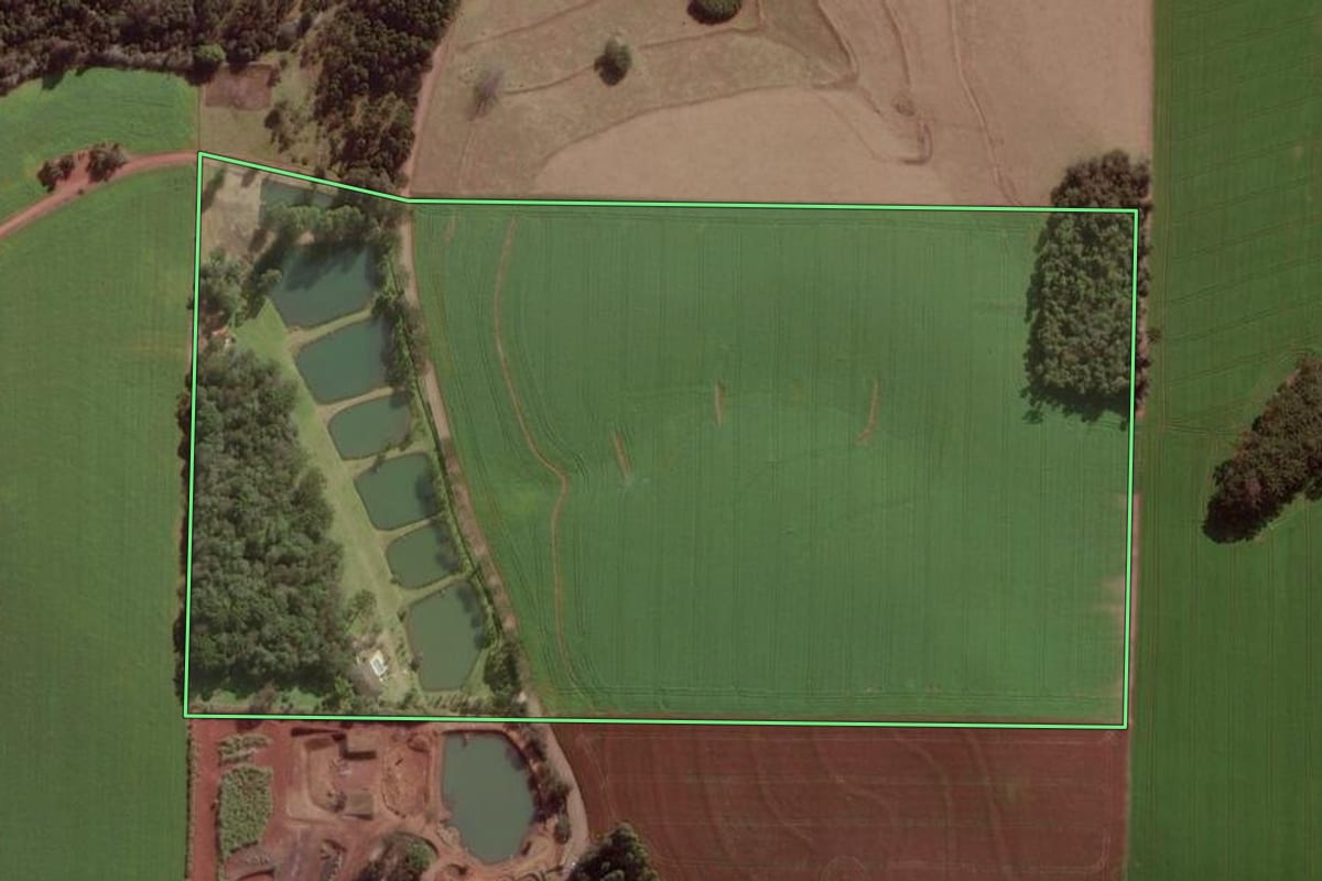 Imagem de satélite do imóvel rural em Pato Branco (PR), com o contorno declarado no CAR desenhado por cima.