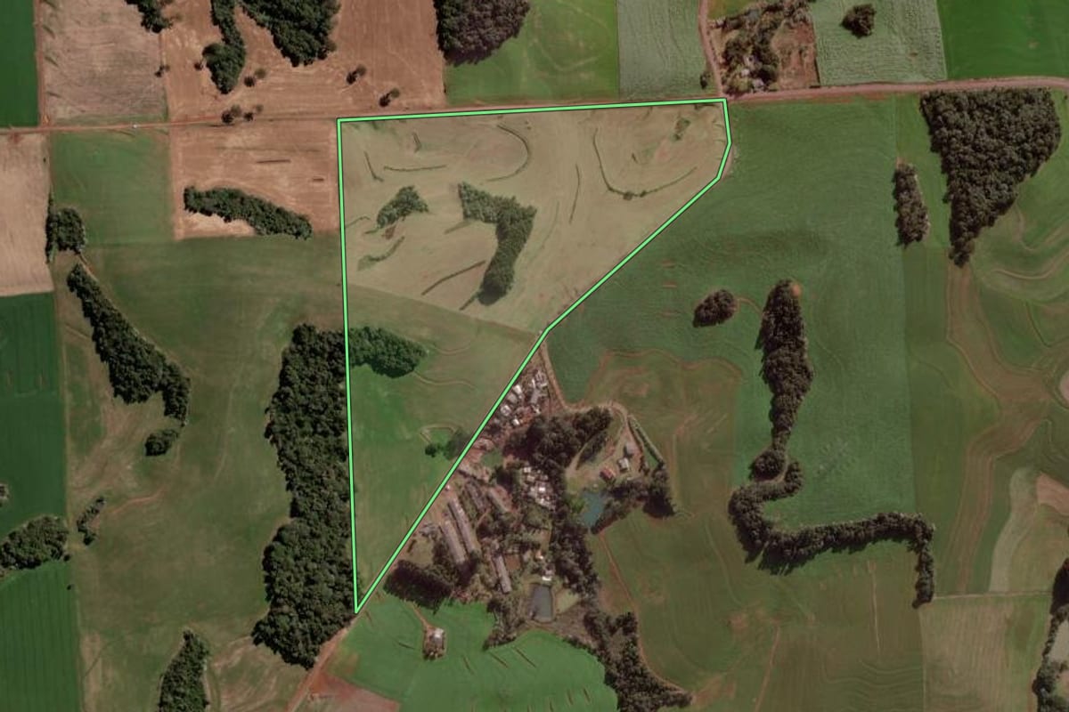 Imagem de satélite do imóvel rural em Pato Branco (PR), com o contorno declarado no CAR desenhado por cima.