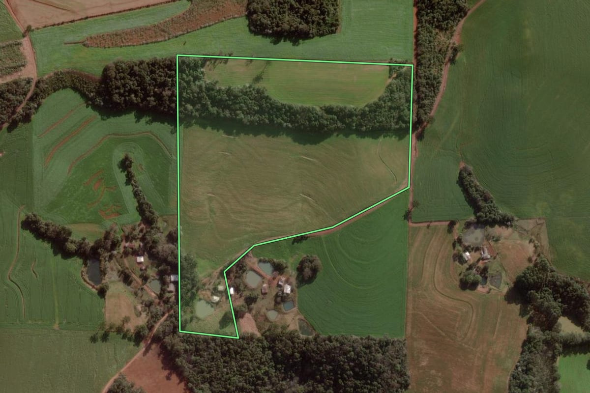 Imagem de satélite do imóvel rural em Pato Branco (PR), com o contorno declarado no CAR desenhado por cima.