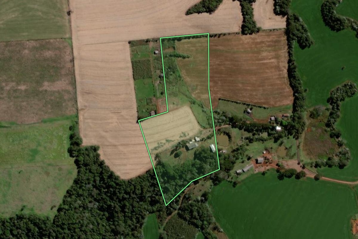 Imagem de satélite do imóvel rural em Pato Branco (PR), com o contorno declarado no CAR desenhado por cima.