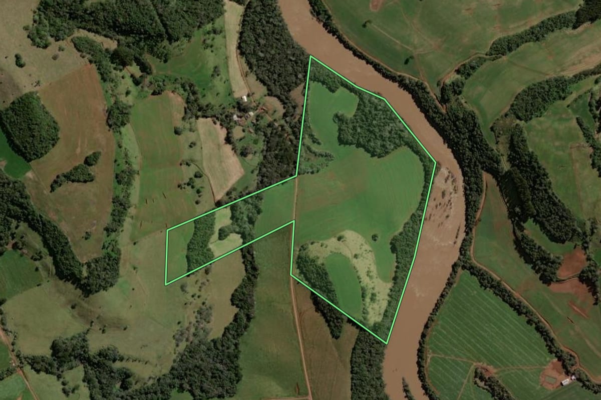 Imagem de satélite do imóvel rural em Pato Branco (PR), com o contorno declarado no CAR desenhado por cima.