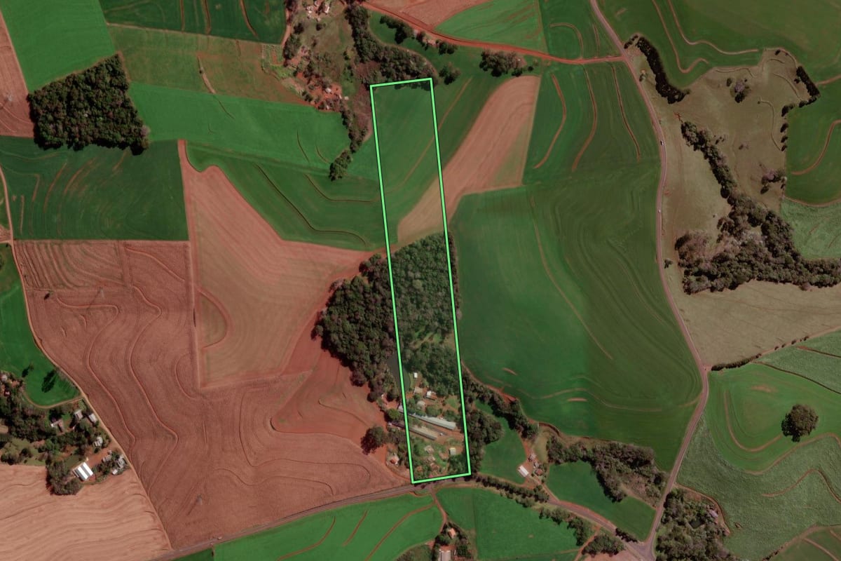 Imagem de satélite do imóvel rural em Pato Branco (PR), com o contorno declarado no CAR desenhado por cima.