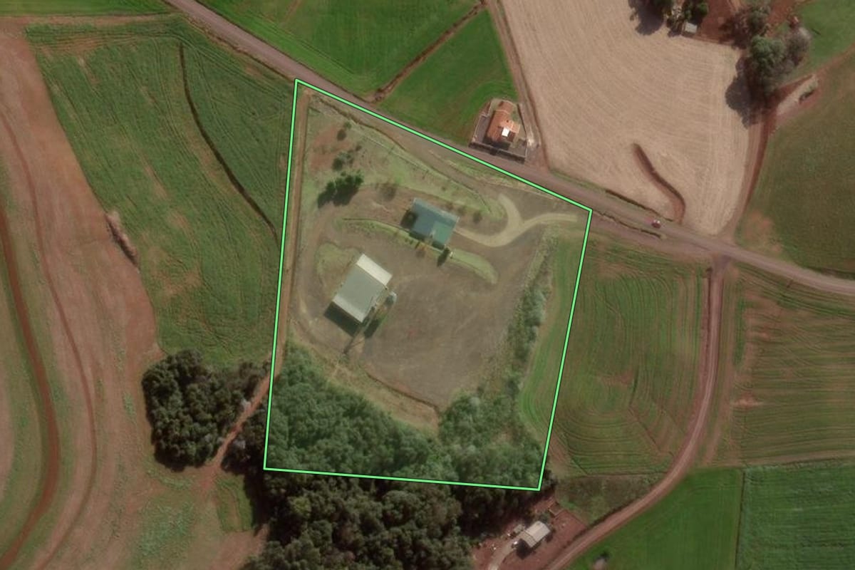 Imagem de satélite do imóvel rural em Pato Branco (PR), com o contorno declarado no CAR desenhado por cima.