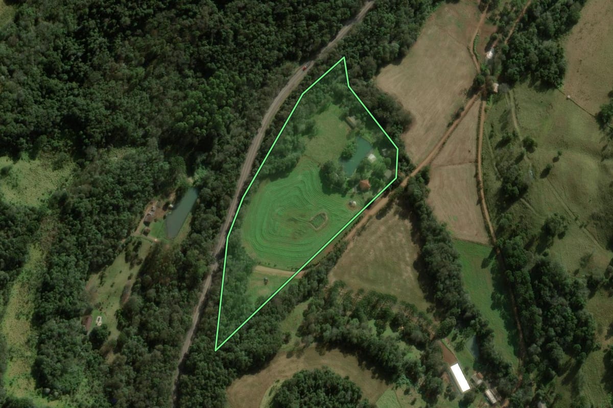 Imagem de satélite do imóvel rural em Pato Branco (PR), com o contorno declarado no CAR desenhado por cima.
