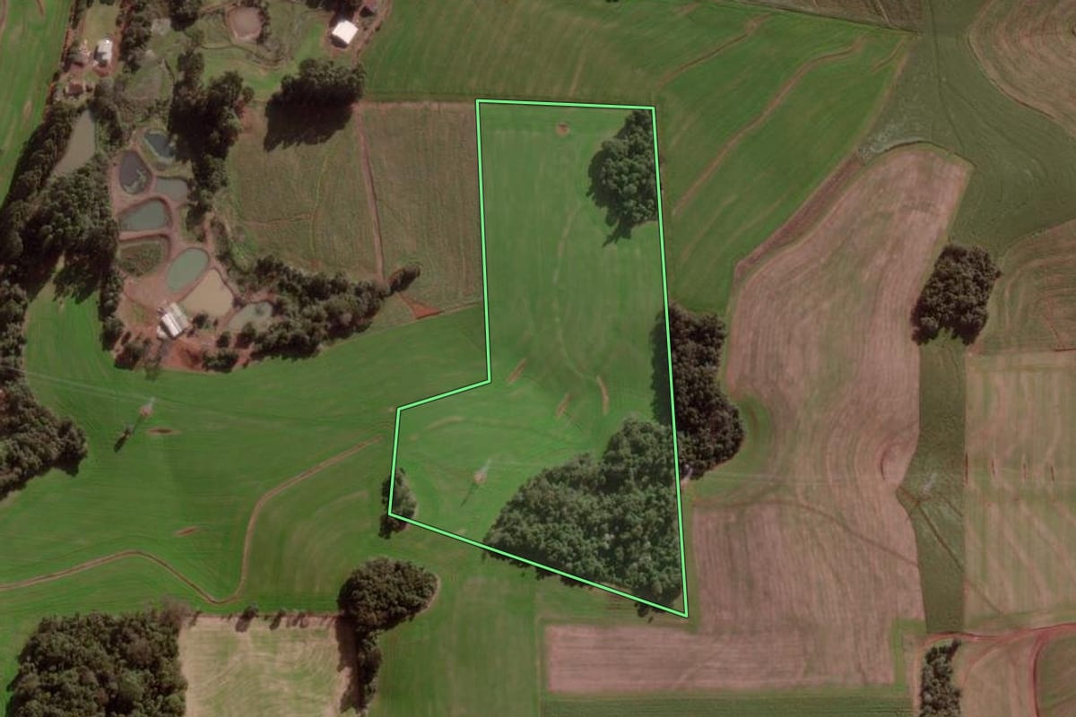 Imagem de satélite do imóvel rural em Pato Branco (PR), com o contorno declarado no CAR desenhado por cima.