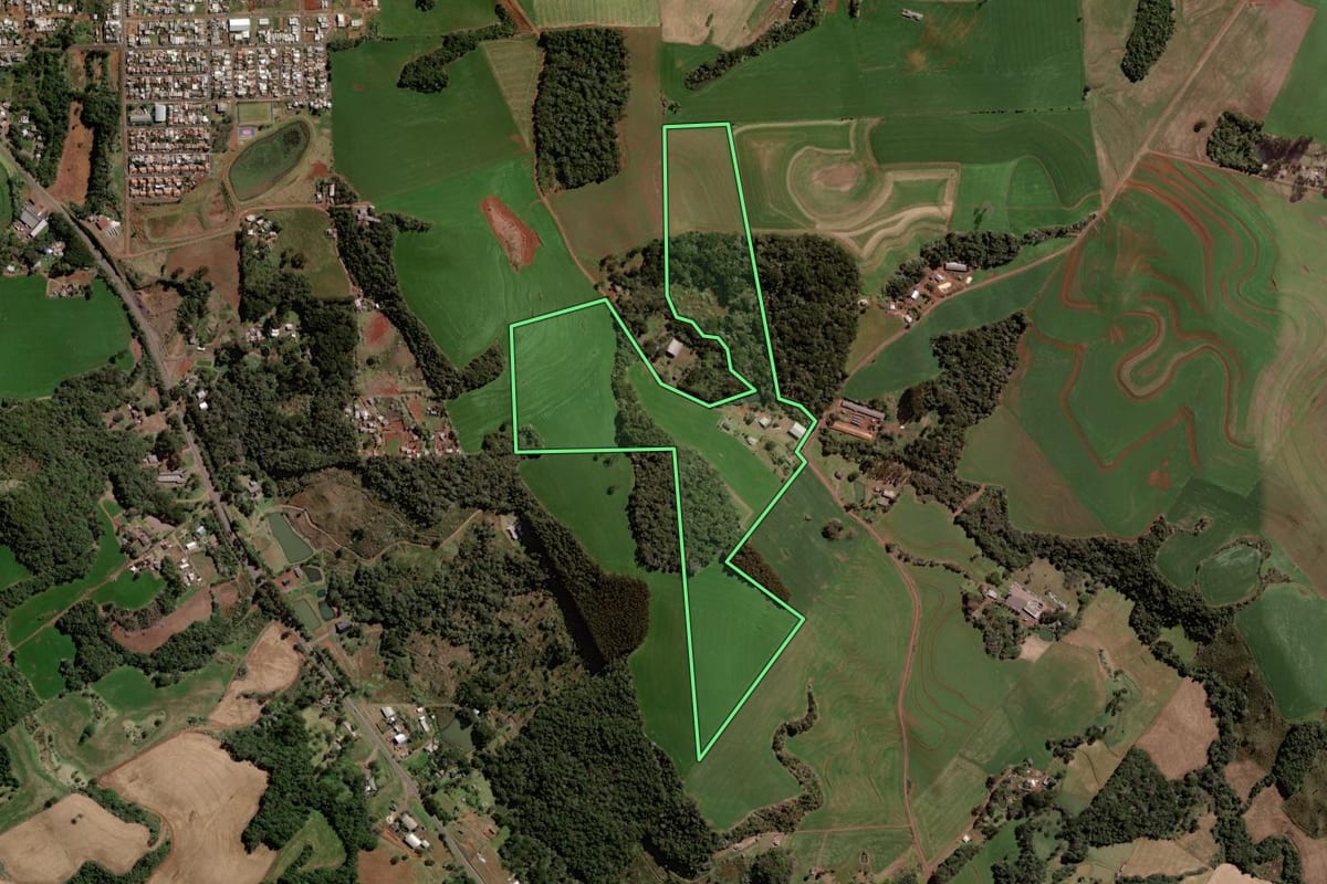 Imagem de satélite do imóvel rural em Pato Branco (PR), com o contorno declarado no CAR desenhado por cima.
