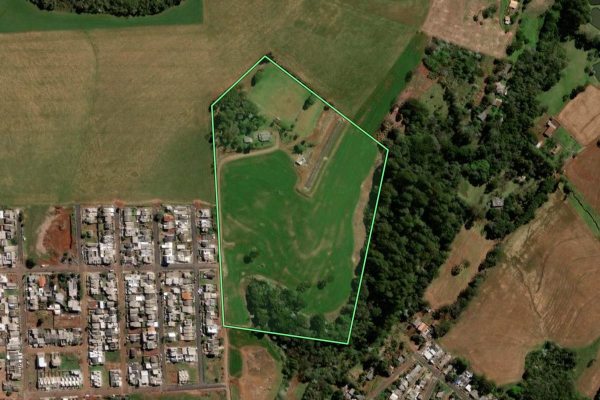 Imagem de satélite do imóvel rural em Pato Branco (PR), com o contorno declarado no CAR desenhado por cima.