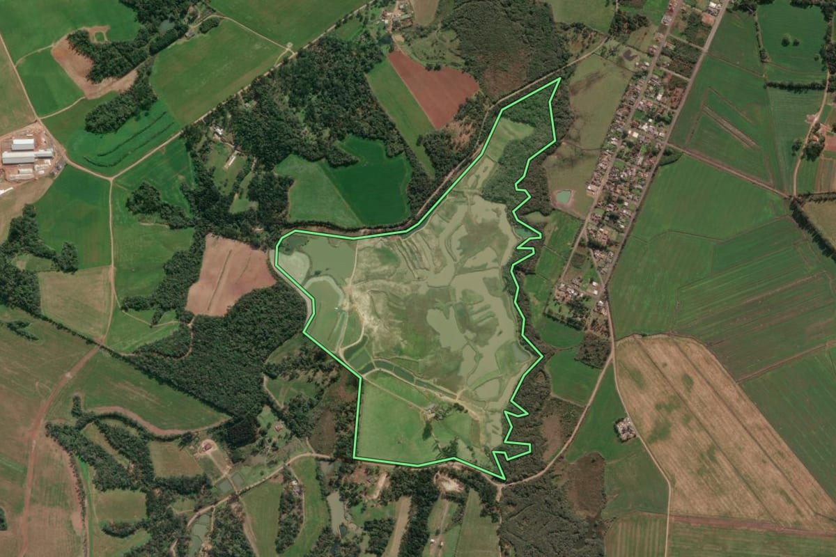 Imagem de satélite do imóvel rural em Paula Freitas (PR), com o contorno declarado no CAR desenhado por cima.