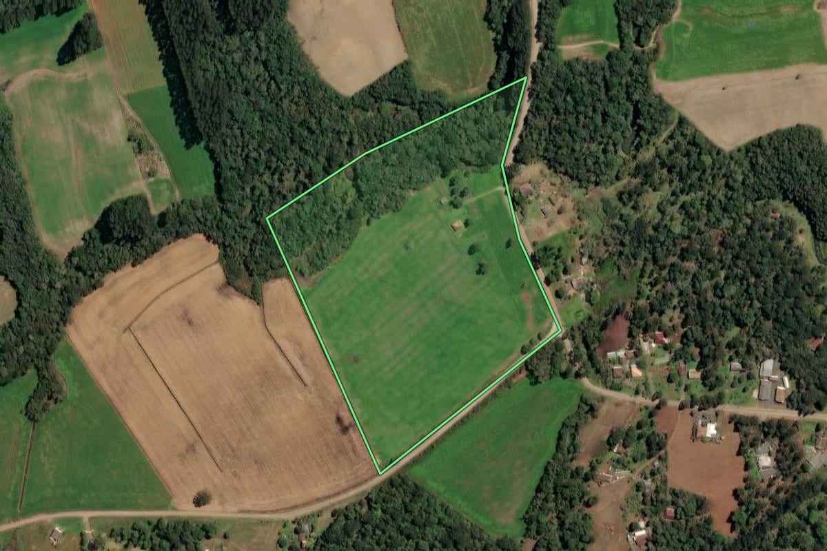 Imagem de satélite do imóvel rural em Paula Freitas (PR), com o contorno declarado no CAR desenhado por cima.