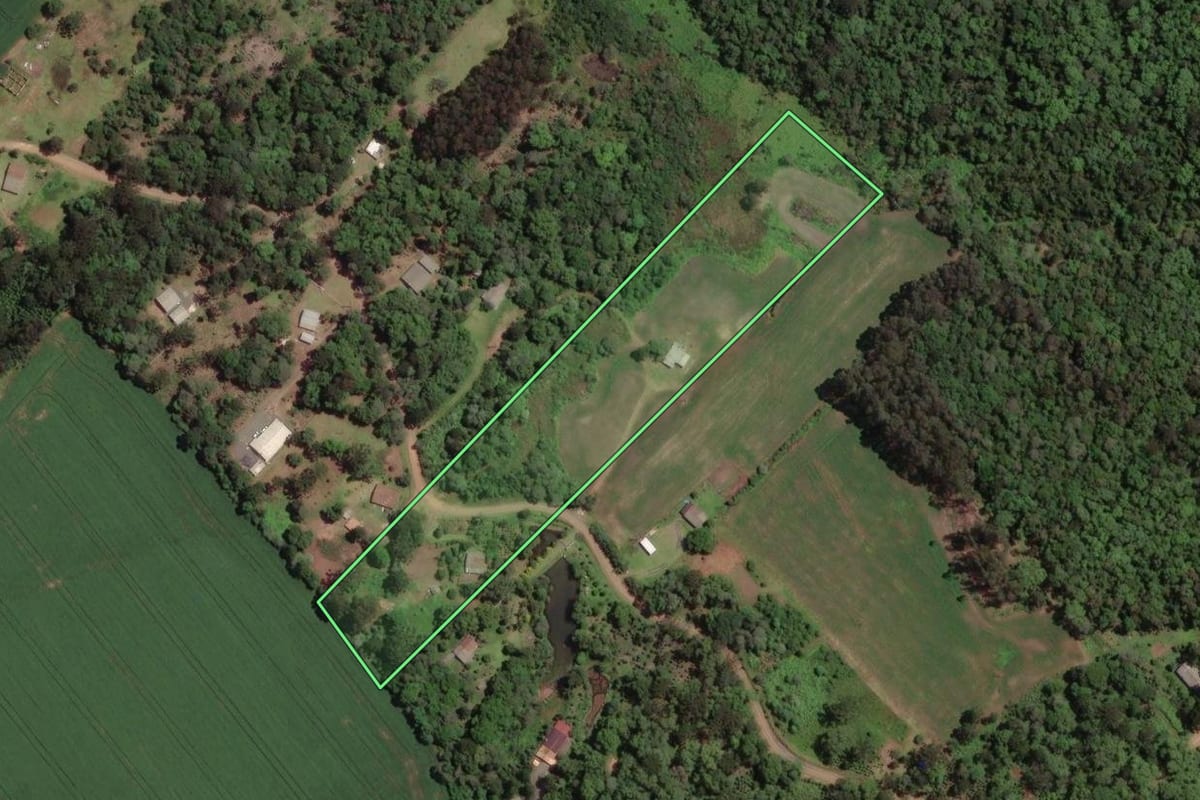 Imagem de satélite do imóvel rural em Paula Freitas (PR), com o contorno declarado no CAR desenhado por cima.