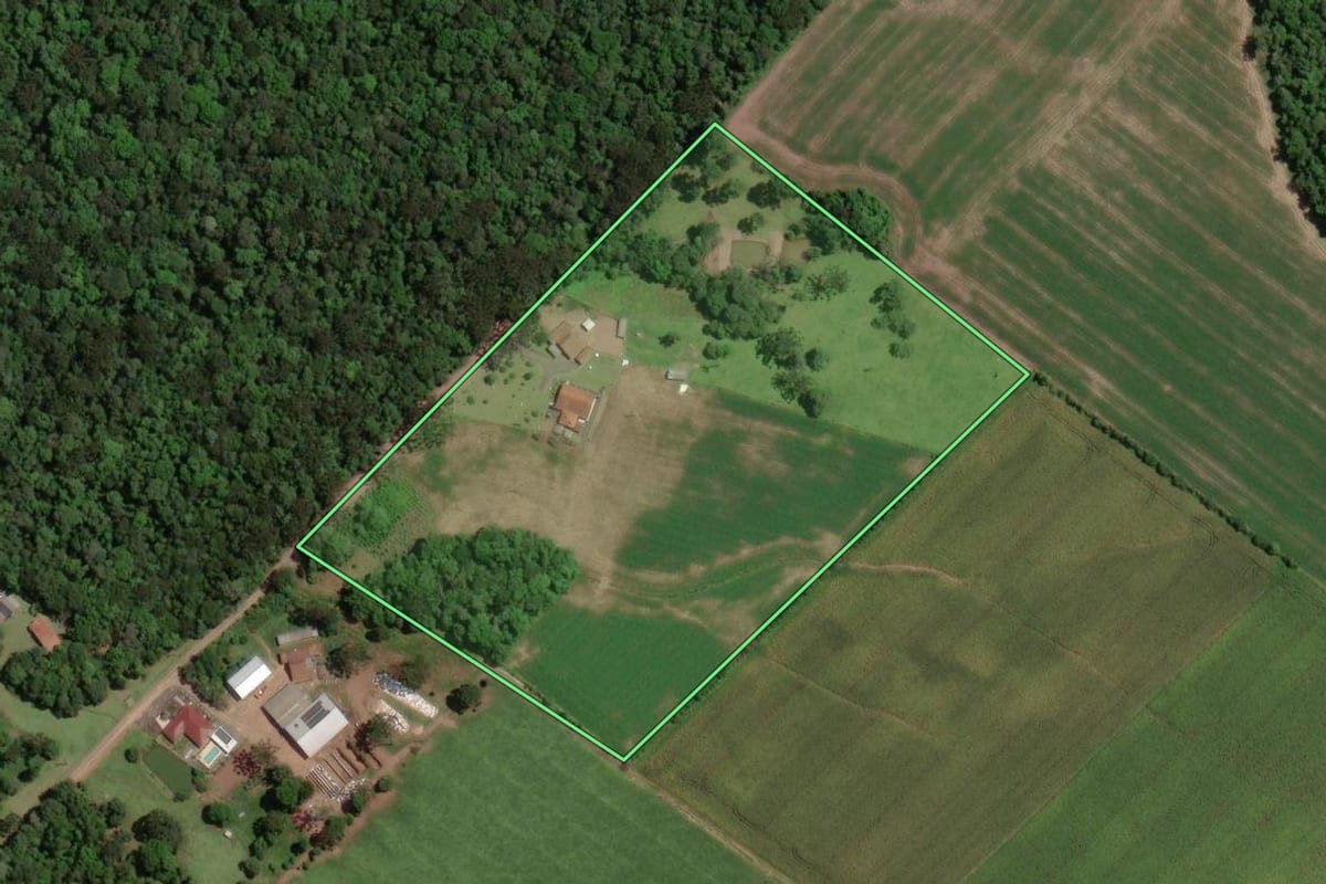 Imagem de satélite do imóvel rural em Paula Freitas (PR), com o contorno declarado no CAR desenhado por cima.