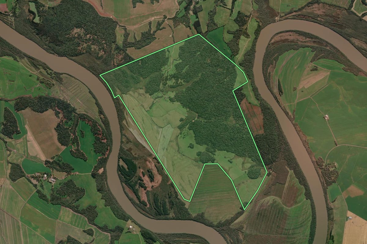 Imagem de satélite do imóvel rural em Paula Freitas (PR), com o contorno declarado no CAR desenhado por cima.