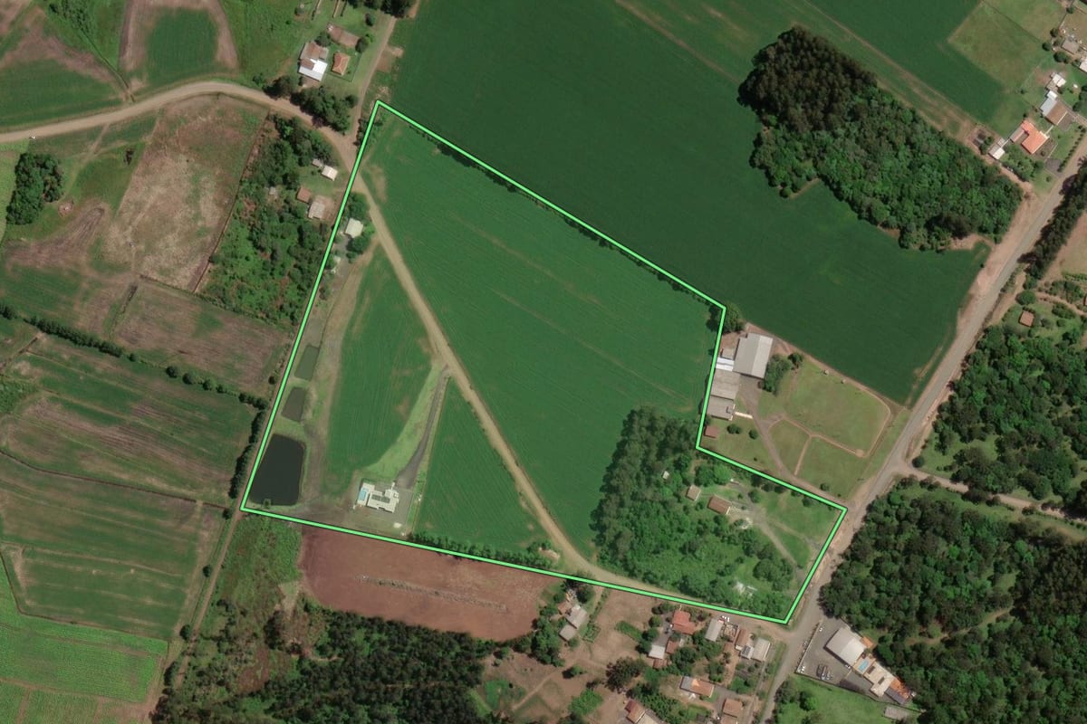 Imagem de satélite do imóvel rural em Paula Freitas (PR), com o contorno declarado no CAR desenhado por cima.