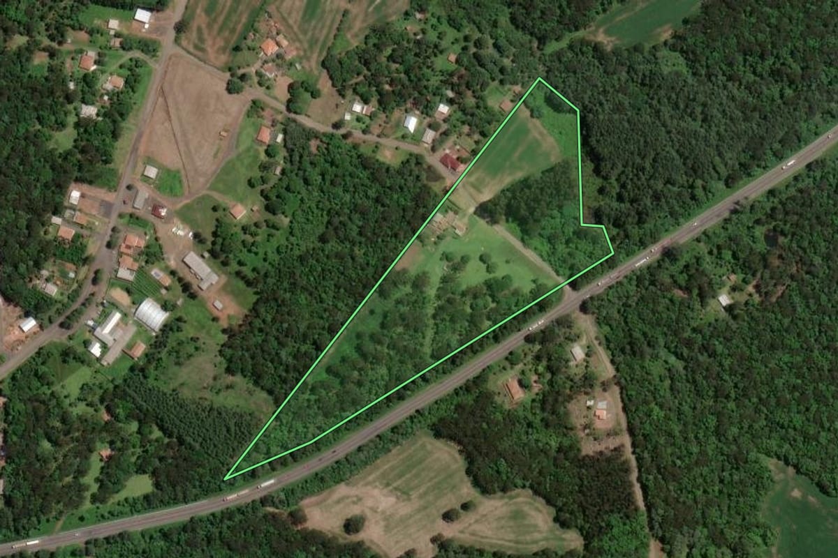 Imagem de satélite do imóvel rural em Paula Freitas (PR), com o contorno declarado no CAR desenhado por cima.