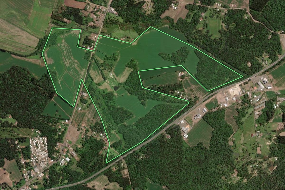Imagem de satélite do imóvel rural em Paula Freitas (PR), com o contorno declarado no CAR desenhado por cima.