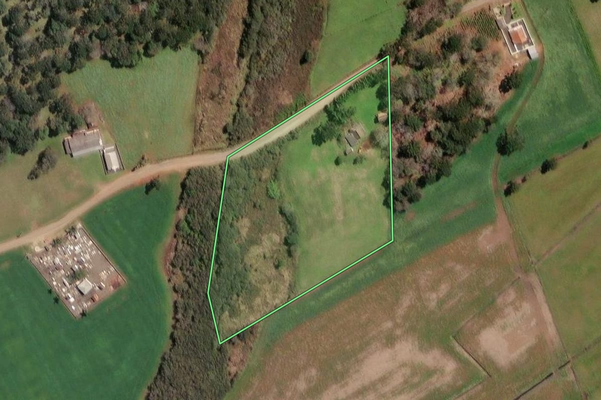 Imagem de satélite do imóvel rural em Paula Freitas (PR), com o contorno declarado no CAR desenhado por cima.