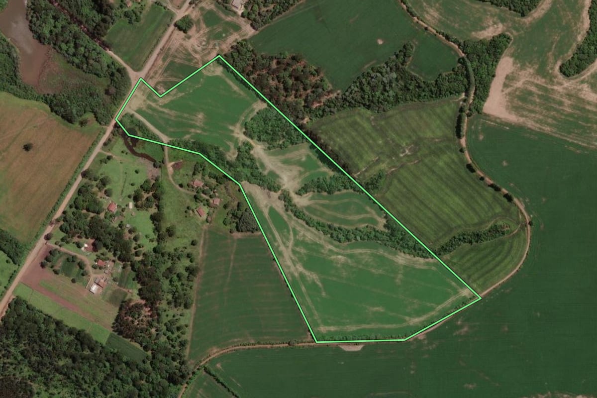 Imagem de satélite do imóvel rural em Paula Freitas (PR), com o contorno declarado no CAR desenhado por cima.