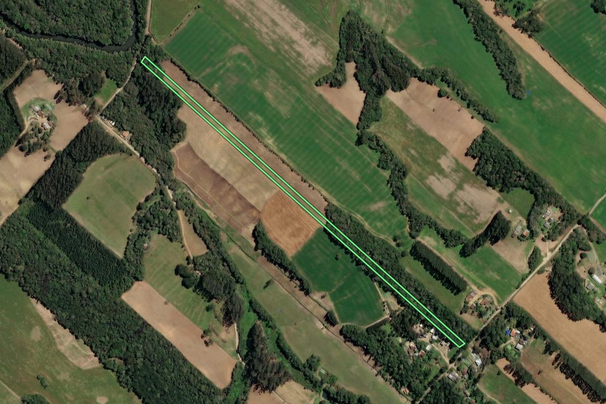 Imagem de satélite do imóvel rural em Paulo Frontin (PR), com o contorno declarado no CAR desenhado por cima.