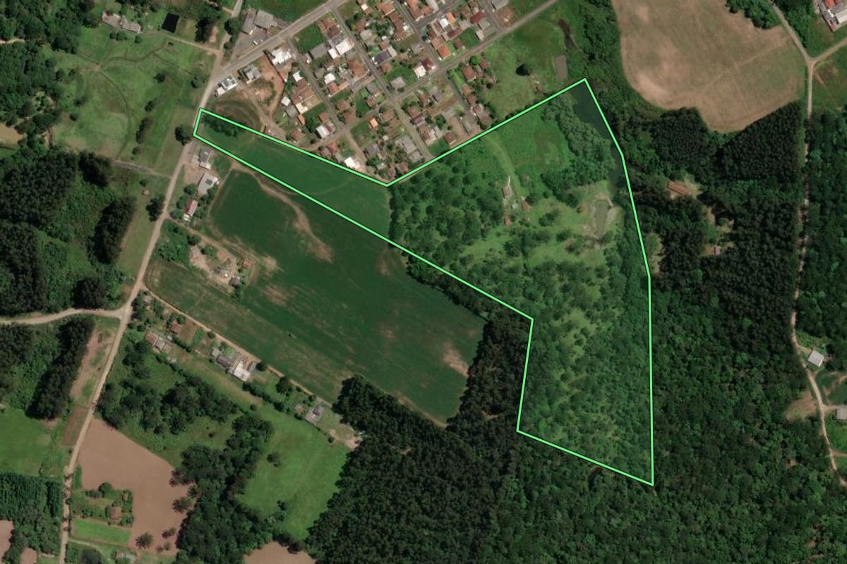 Imagem de satélite do imóvel rural em Paulo Frontin (PR), com o contorno declarado no CAR desenhado por cima.