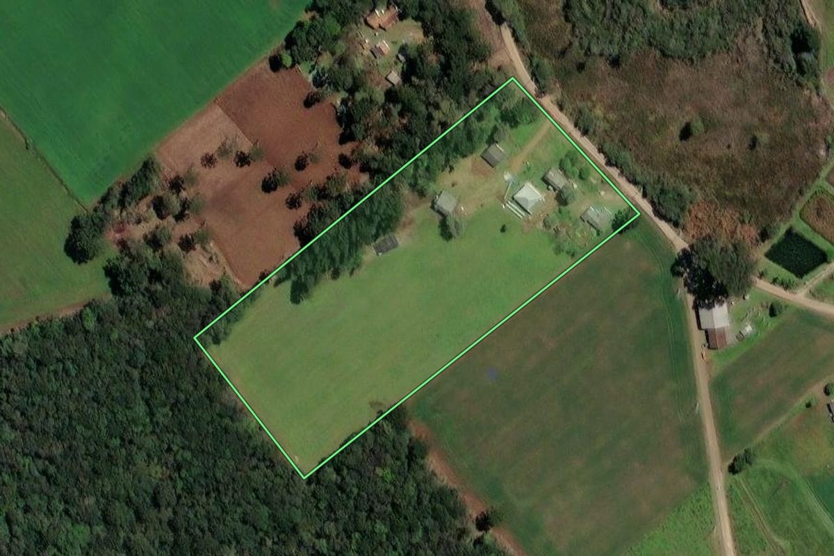 Imagem de satélite do imóvel rural em Paulo Frontin (PR), com o contorno declarado no CAR desenhado por cima.