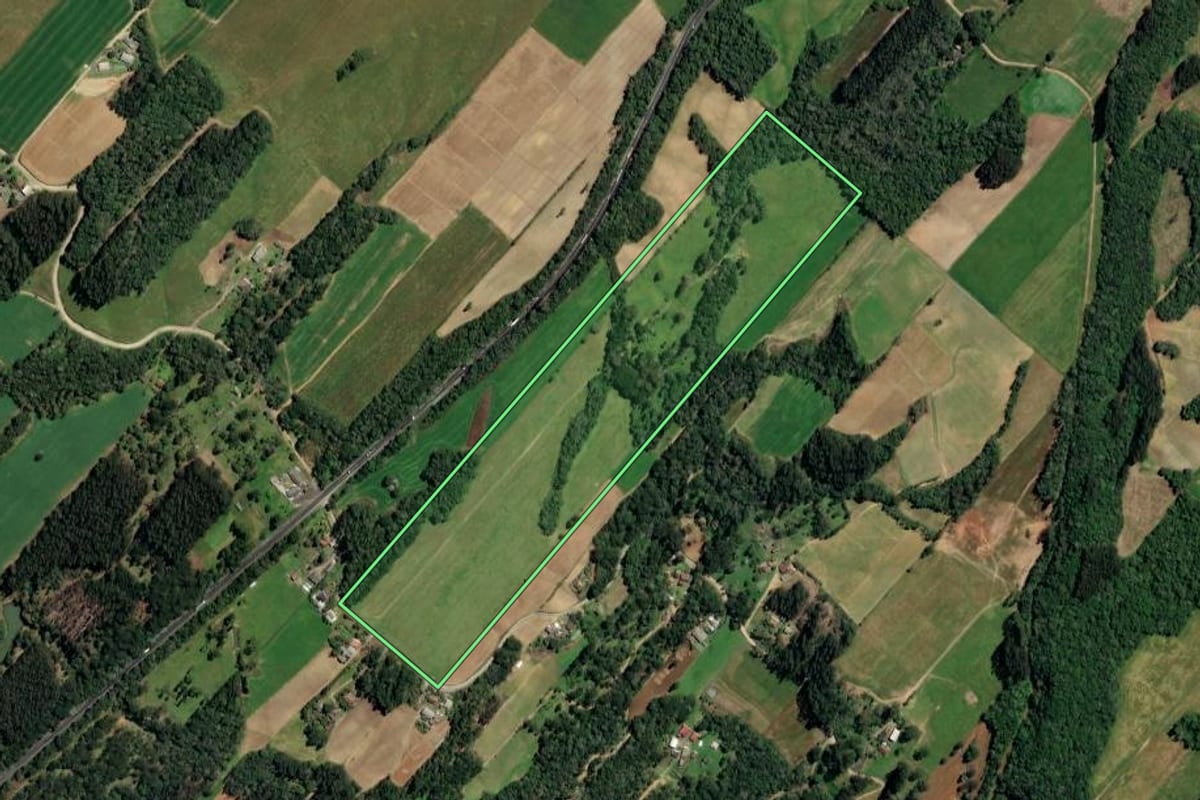 Imagem de satélite do imóvel rural em Paulo Frontin (PR), com o contorno declarado no CAR desenhado por cima.