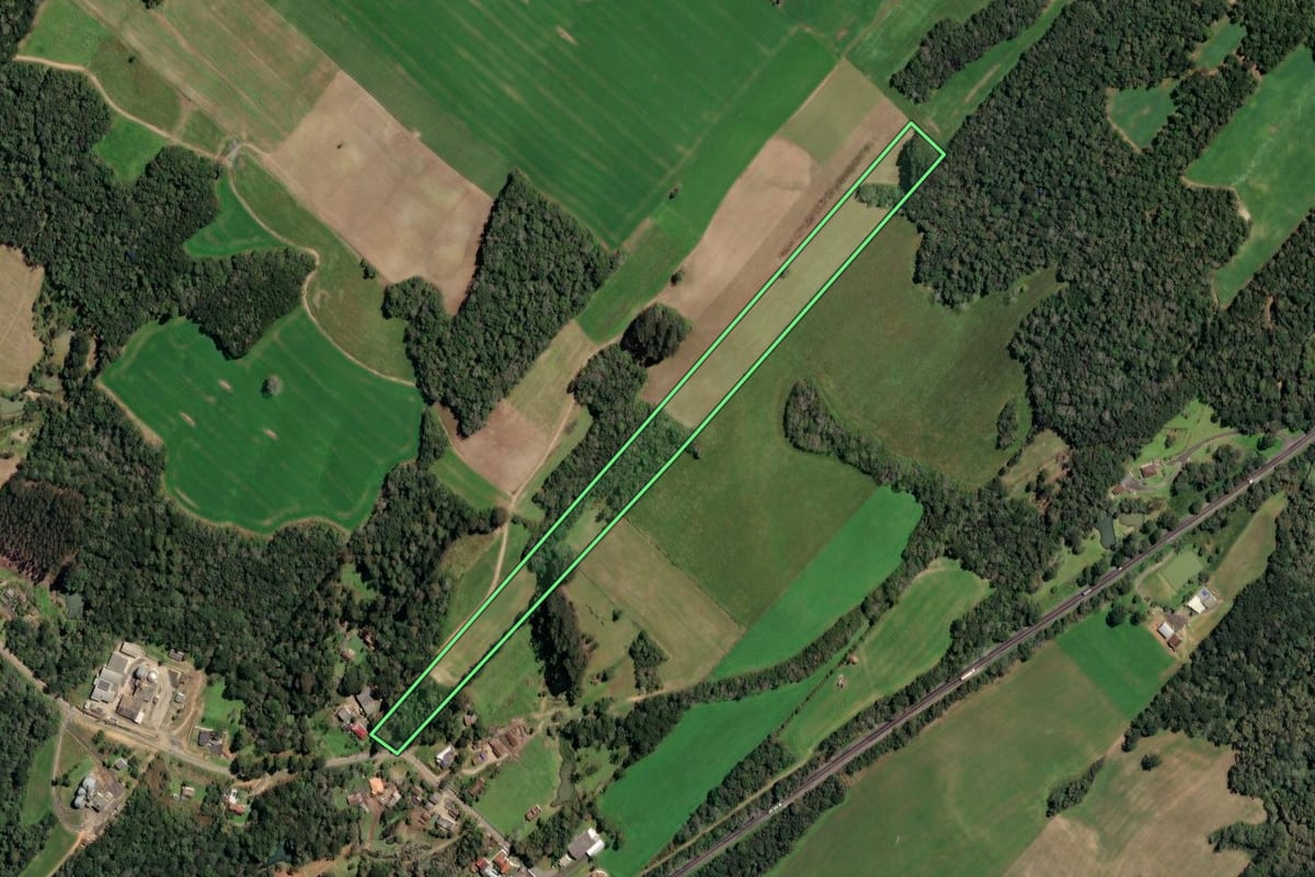 Imagem de satélite do imóvel rural em Paulo Frontin (PR), com o contorno declarado no CAR desenhado por cima.