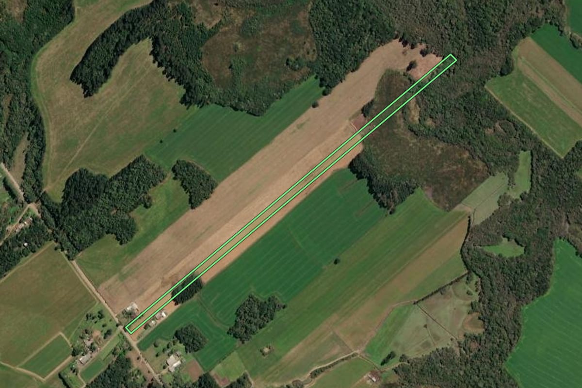 Imagem de satélite do imóvel rural em Paulo Frontin (PR), com o contorno declarado no CAR desenhado por cima.