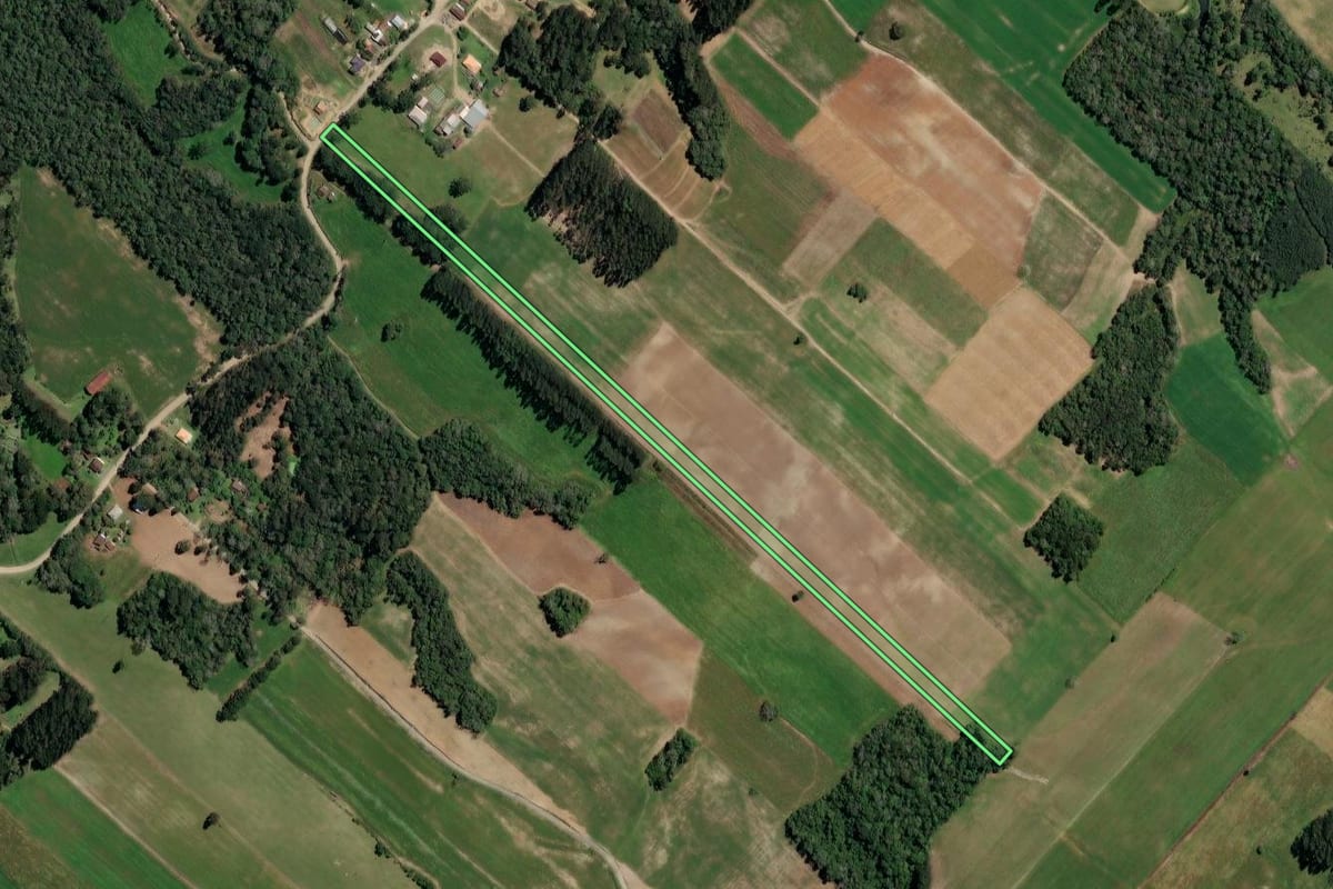 Imagem de satélite do imóvel rural em Paulo Frontin (PR), com o contorno declarado no CAR desenhado por cima.