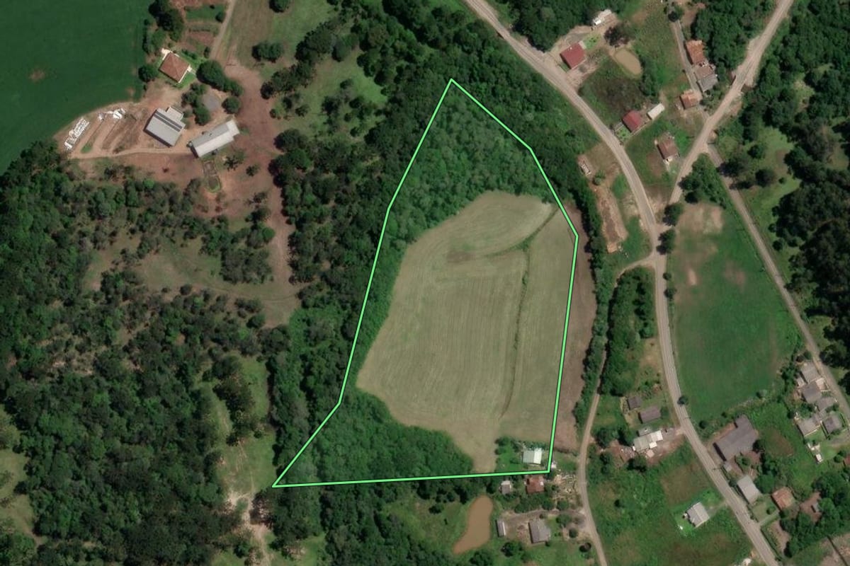 Imagem de satélite do imóvel rural em Paulo Frontin (PR), com o contorno declarado no CAR desenhado por cima.