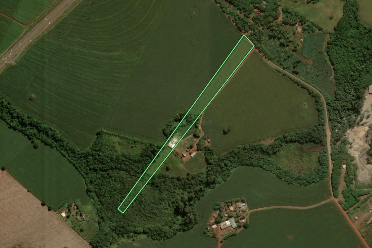 Imagem de satélite do imóvel rural em Peabiru (PR), com o contorno declarado no CAR desenhado por cima.