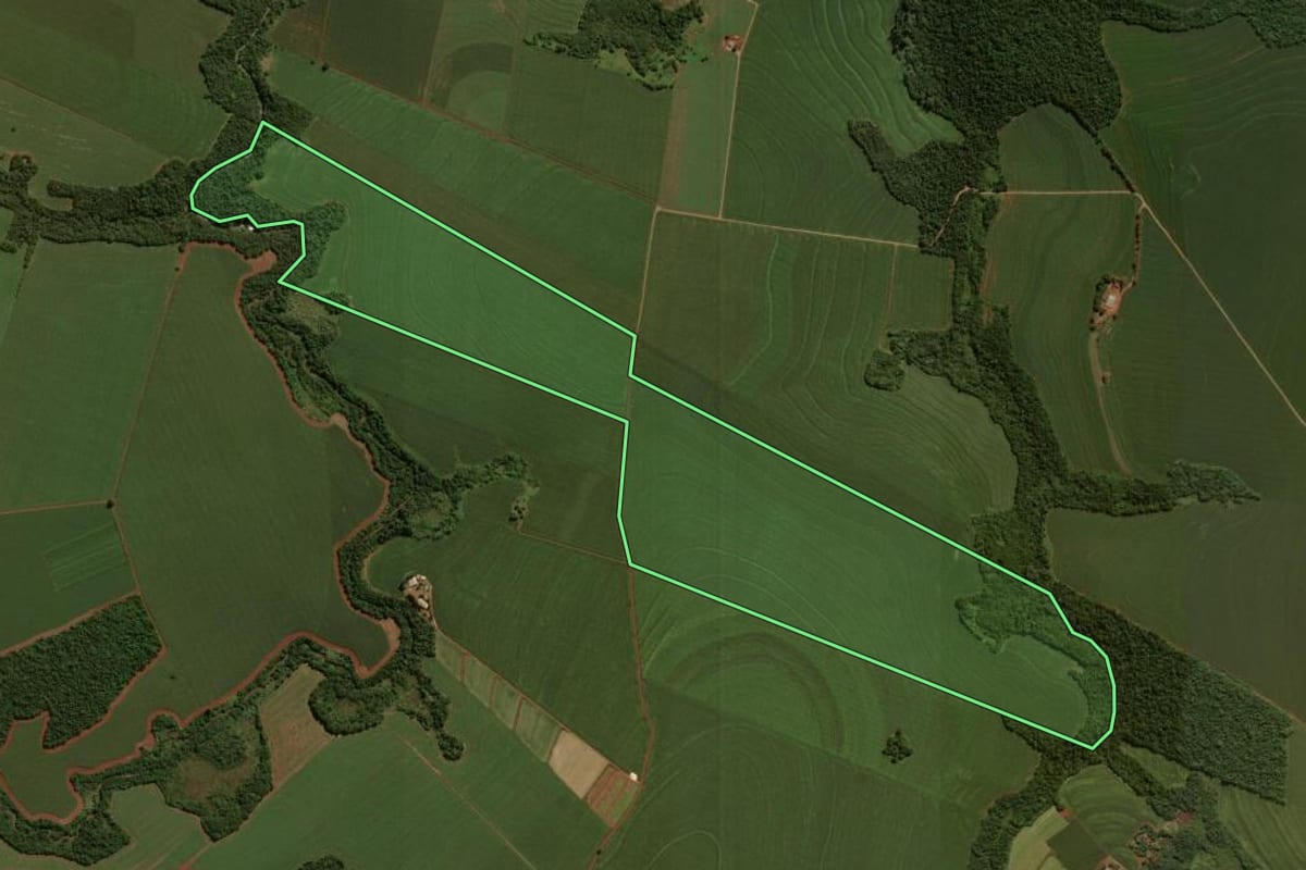Imagem de satélite do imóvel rural em Peabiru (PR), com o contorno declarado no CAR desenhado por cima.