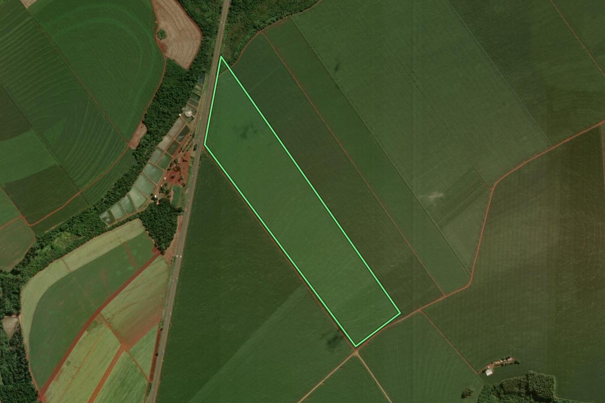 Imagem de satélite do imóvel rural em Peabiru (PR), com o contorno declarado no CAR desenhado por cima.