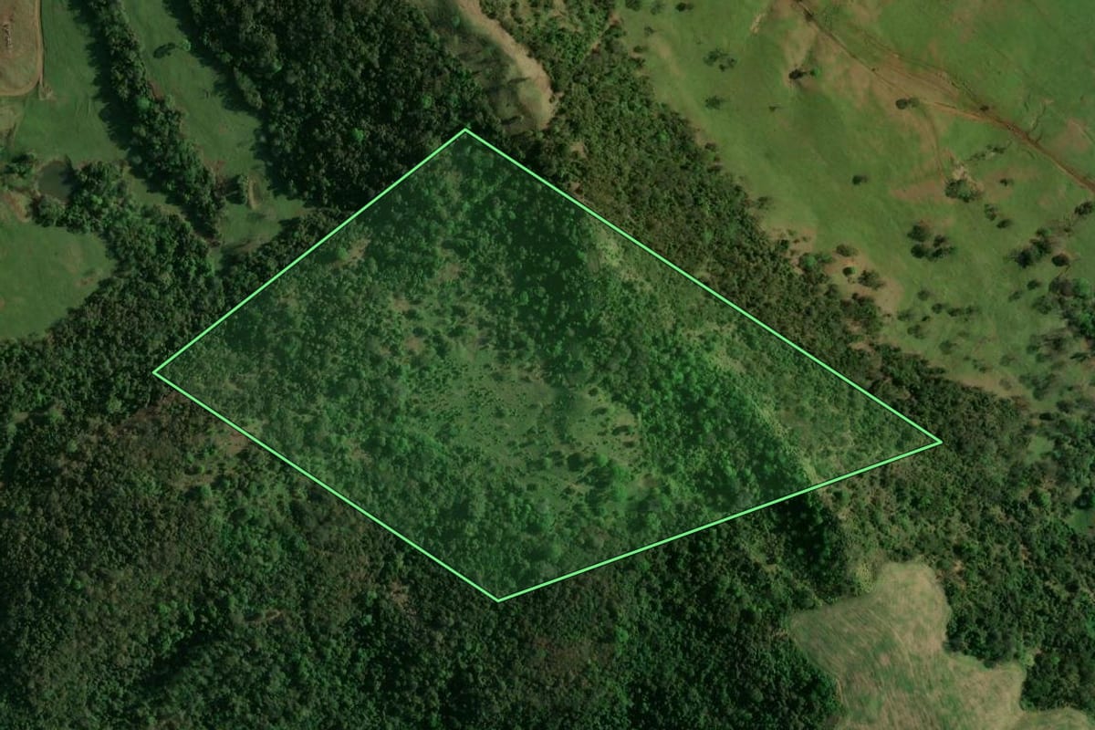 Imagem de satélite do imóvel rural em Peabiru (PR), com o contorno declarado no CAR desenhado por cima.