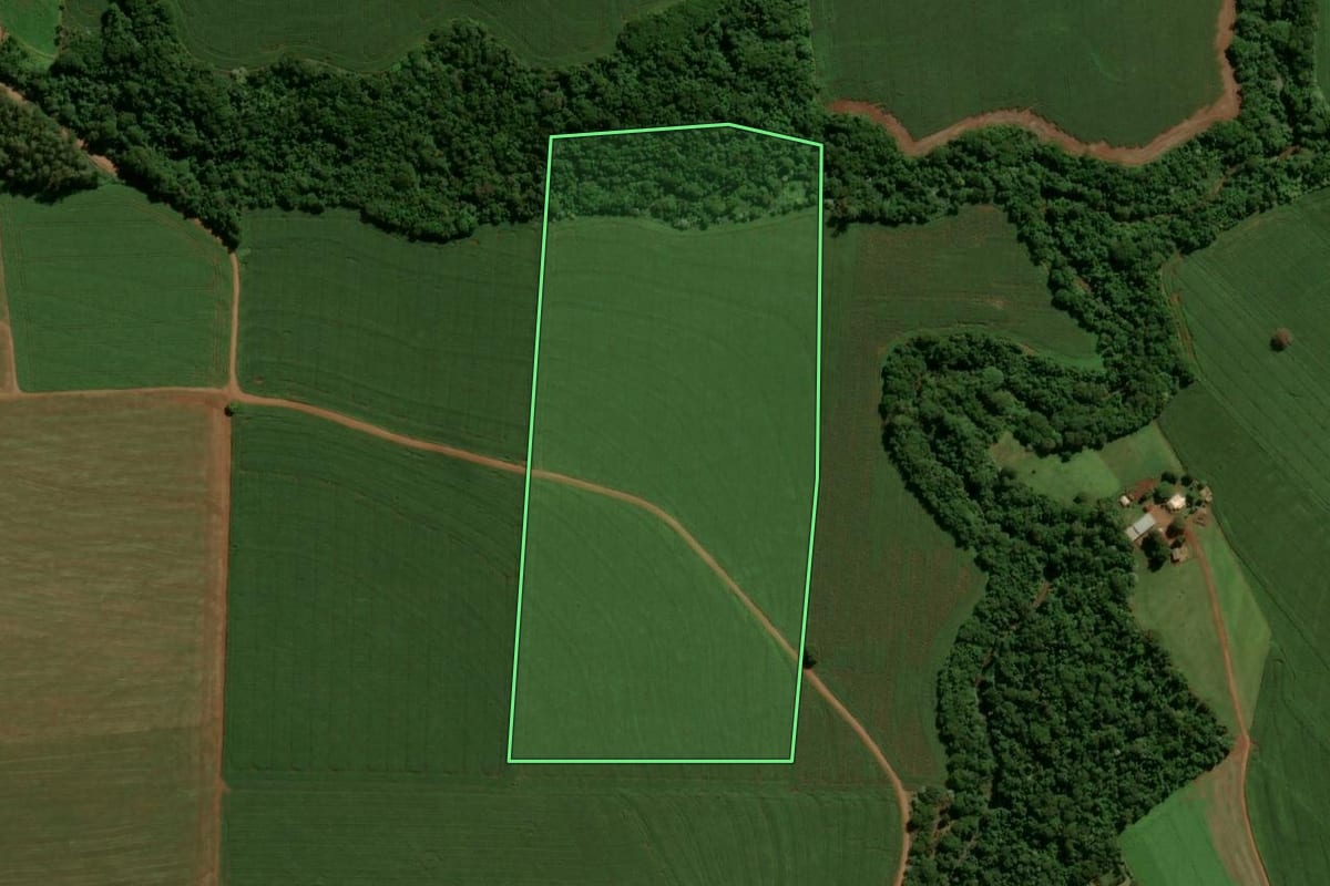 Imagem de satélite do imóvel rural em Peabiru (PR), com o contorno declarado no CAR desenhado por cima.