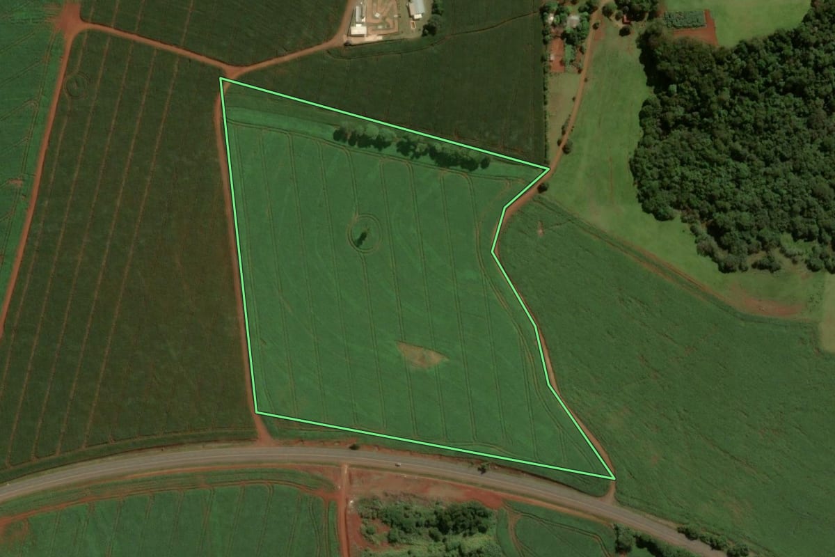 Imagem de satélite do imóvel rural em Peabiru (PR), com o contorno declarado no CAR desenhado por cima.