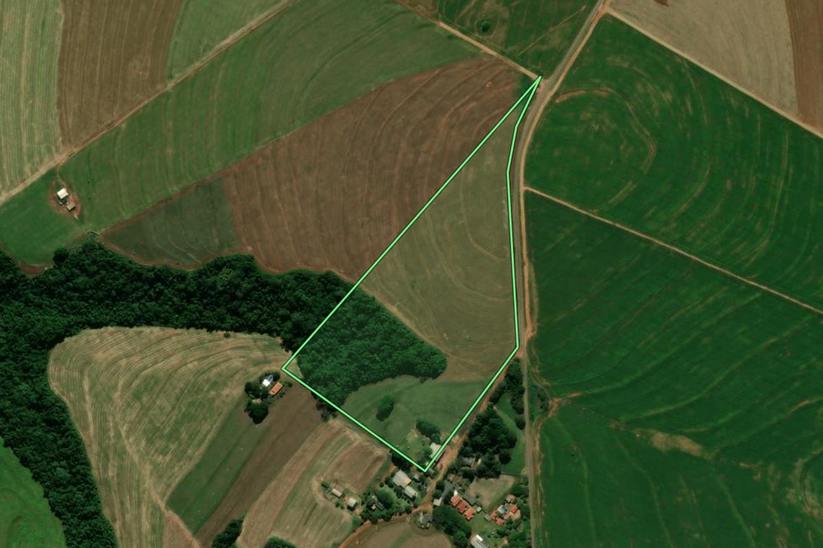 Imagem de satélite do imóvel rural em Peabiru (PR), com o contorno declarado no CAR desenhado por cima.