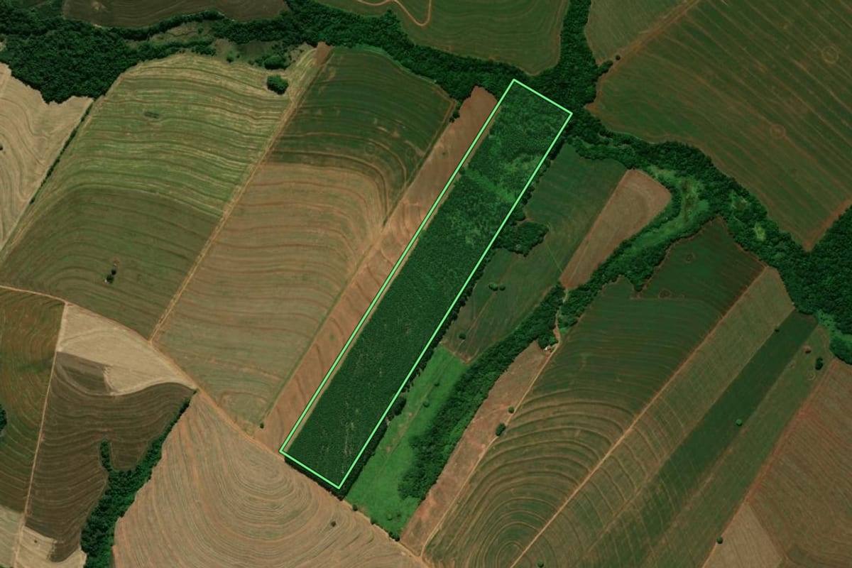 Imagem de satélite do imóvel rural em Peabiru (PR), com o contorno declarado no CAR desenhado por cima.